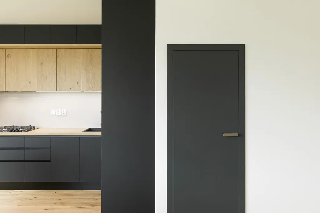 Rustikální prkna, šedá kuchyně, lakované dveře