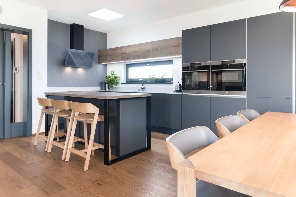 Tmavá brown prkna, šedá kuchyně